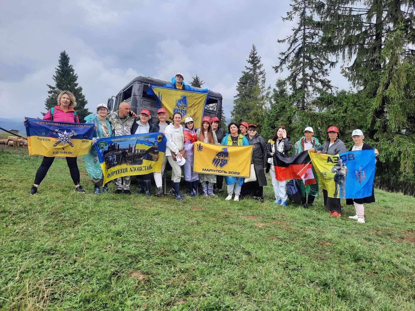 Спільнота My Grieving з прапорами захисників у Карпатах